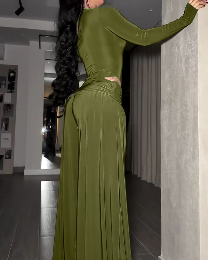 Zweiteiliges Set mit Rollkragen Seitenausschnitten und Strassdetails