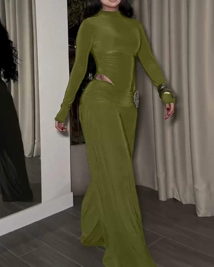 Zweiteiliges Set mit Rollkragen Seitenausschnitten und Strassdetails