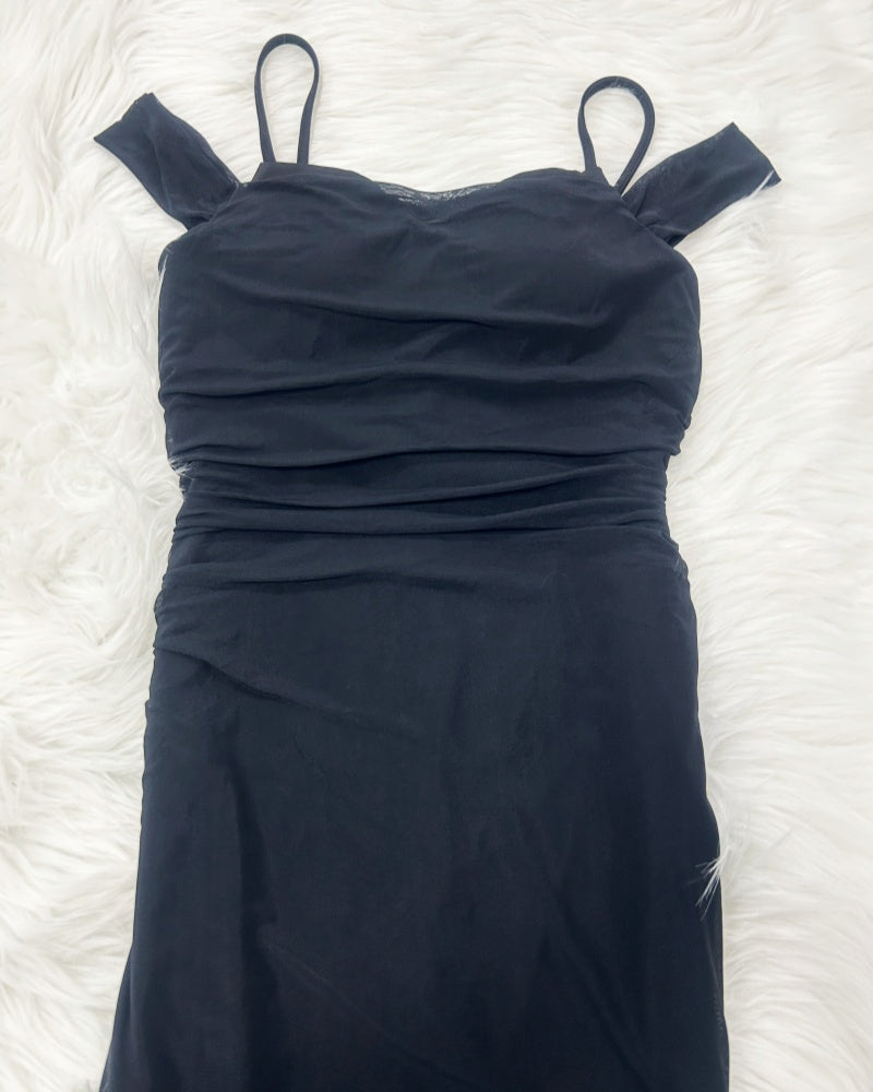 Schulterfreies Kleid mit Gerüschtem Asymmetrischem Schlitz