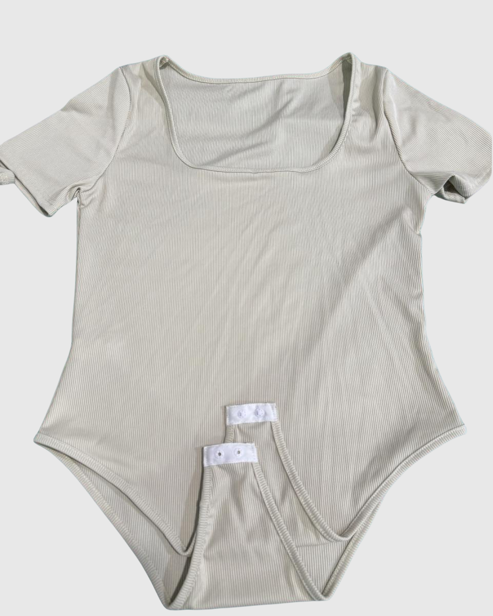 Sexy Gerippter Eckiger Ausschnitt Kurzärmeliger Kragen Tanga Bodysuit