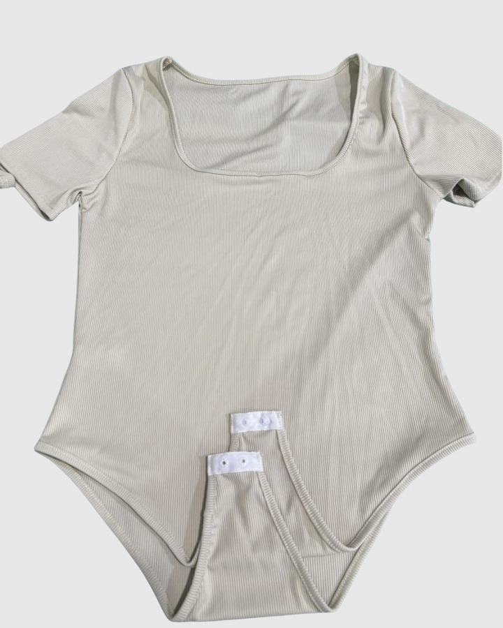 Sexy Gerippter Eckiger Ausschnitt Kurzärmeliger Kragen Tanga Bodysuit