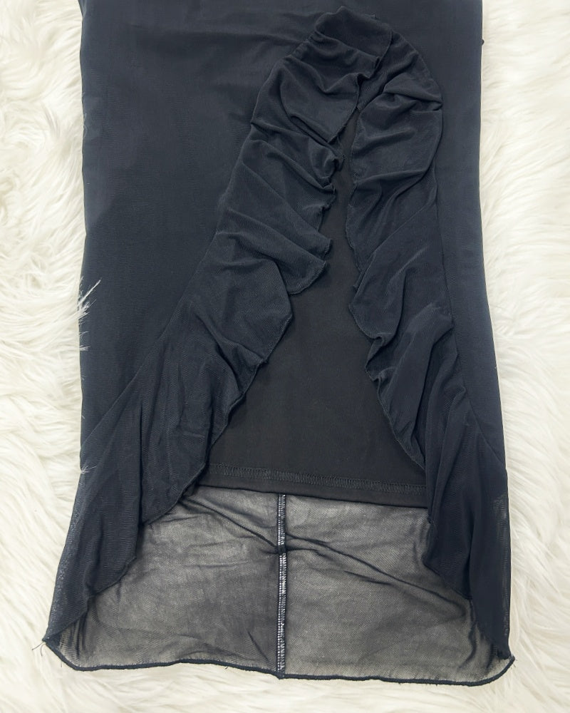 Schulterfreies Kleid mit Gerüschtem Asymmetrischem Schlitz