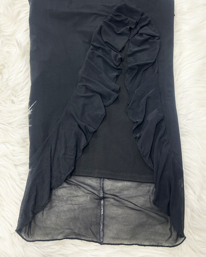 Schulterfreies Kleid mit Gerüschtem Asymmetrischem Schlitz