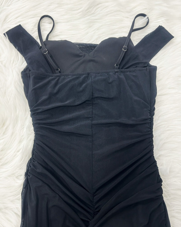 Schulterfreies Kleid mit Gerüschtem Asymmetrischem Schlitz