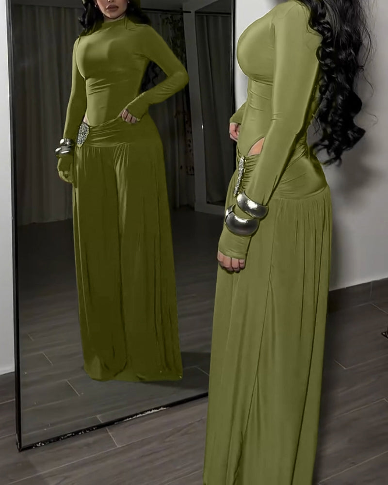 Zweiteiliges Set mit Rollkragen Seitenausschnitten und Strassdetails