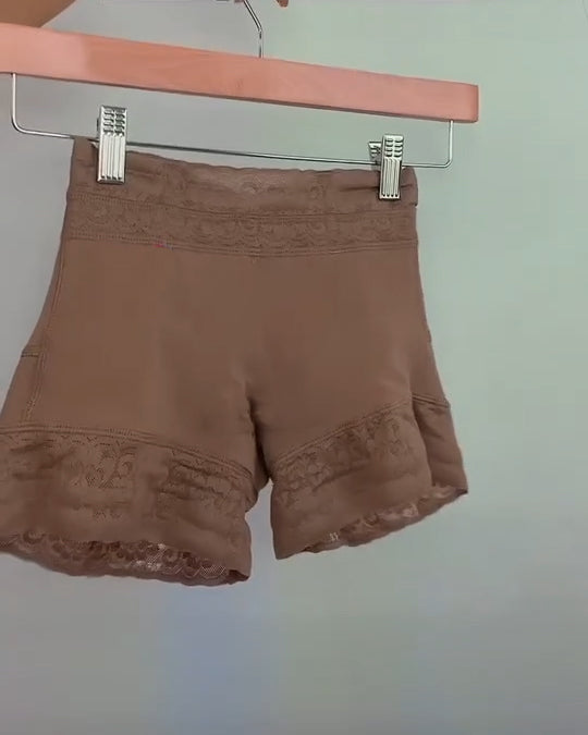 Shapshe® Klassischer kurzer Fajas Körperformer mit Spitzen Po Lift